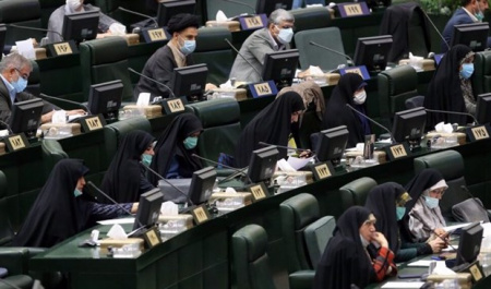 Iranian MPs to ban entry of US, UK reporters supporting sanctions against country