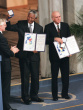 جایزه صلح نوبل در دستان ماندلا