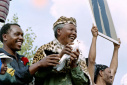 ماندلا در مراسم یادبود سی و چهارمین سالگرد کشتار 69 معترض سیاهپوست