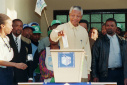 رای دادن  ماندلا در اولین انتخابات آزاد نژادی و سراسری در آفریقای جنوبی 