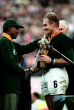 ماندلا در کنار کاپیتان تیم ملی راگبی افریقای جنوبی