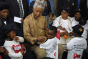 ماندلا در کنار کودکان مبتلا به ایدز