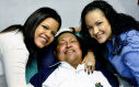 چاوز در كنار دو دخترش