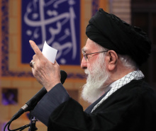 رهبر اتقلاب: در مقابل دشمن کوتاه نمی‌آییم