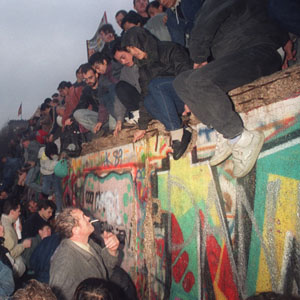 چه کسی دیوار برلین را فرو ریخت؟‌