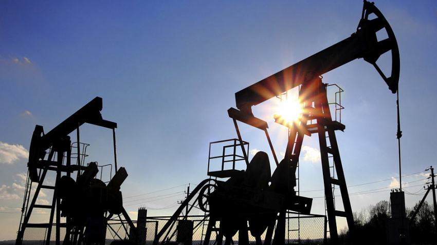 احتمال تداوم روند کاهش جهانی قیمت نفت در سایه حفظ سهم ایران از بازار