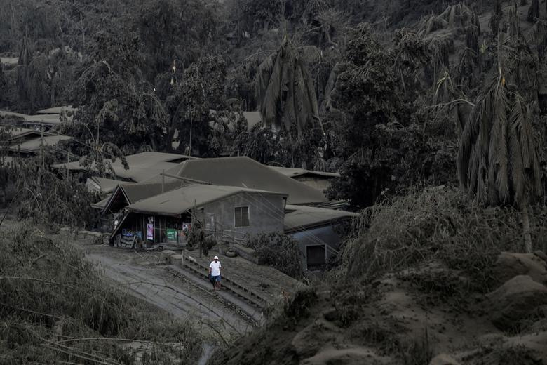 پوششی از خاکستر روی شهر فیلیپین
