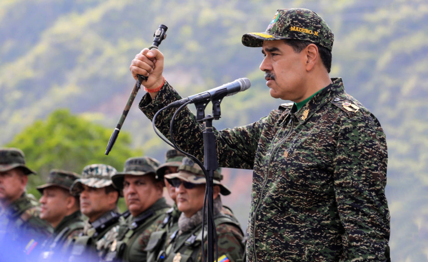 توپ در زمین مادورو