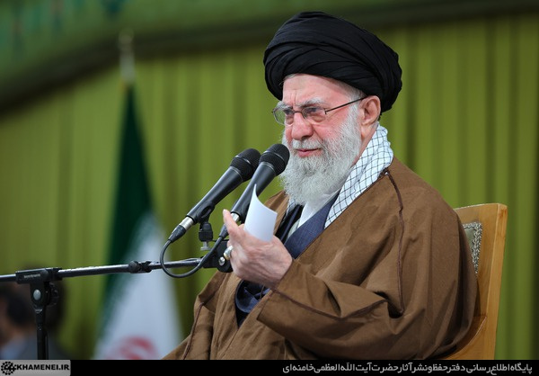 رهبر انقلاب: جمهوری اسلامی با کمال استقامت، با کمال مقاومت ایستاده است