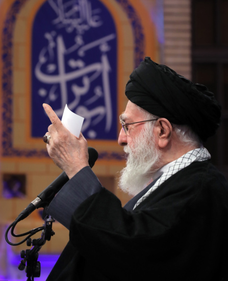 رهبر اتقلاب: در مقابل دشمن کوتاه نمی‌آییم