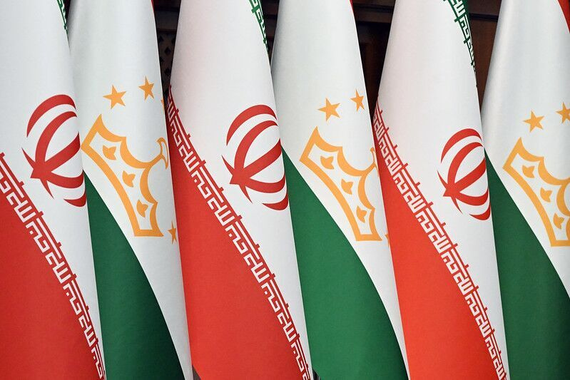 تاجیک محزون، ایران درگیر
