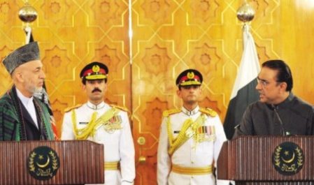 مخالفان کرزی از پشت پرده سفر به پاکستان خبر می‌دهند