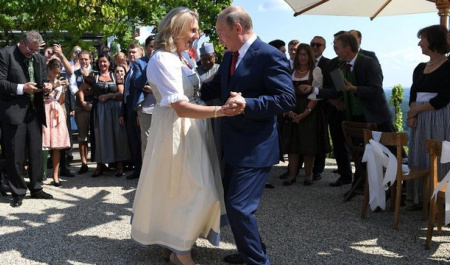 رقص و آواز پوتین در مراسم ازدواج وزیر خارجه اتریش