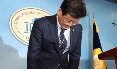 عذر خواهی نماینده مجلس کره از مردم به خاطرامتناع از نشان دادن کارت شناسایی+عکس