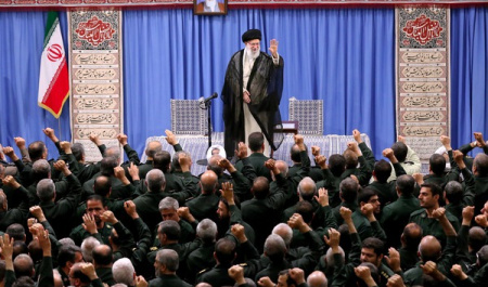 رهبر انقلاب: کاهش تعهدات را ادامه خواهیم داد/ آمریکایی‌ها برای دیدار با رئیس‌جمهور ایران به التماس افتادند اما موفق نشدند