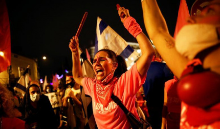 تظاهرات لباس صورتی های مخالف نتانیاهو در اسرائیل