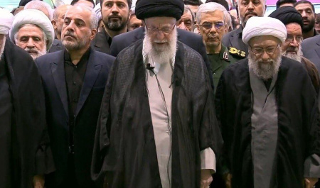 رهبر انقلاب بر پیکر رئیس‌جمهور شهید و همراهان ایشان نماز اقامه کردند