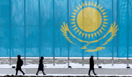 تلاشی برای توازن در میانه‌ی شرق و غرب