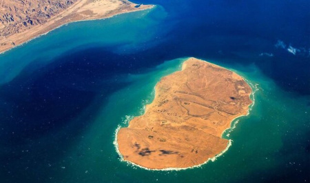 سه جزیره، یک خط قرمز