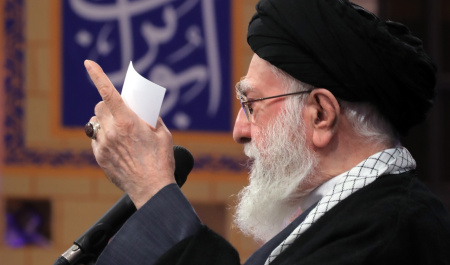 رهبر اتقلاب: در مقابل دشمن کوتاه نمیآییم