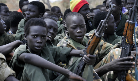 لباسِ نظامی بر تنِ کودکان نکنید